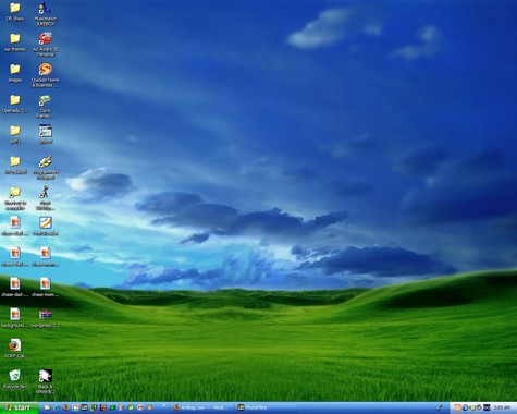 How do you change the desktop icon sizes in Windows 7?